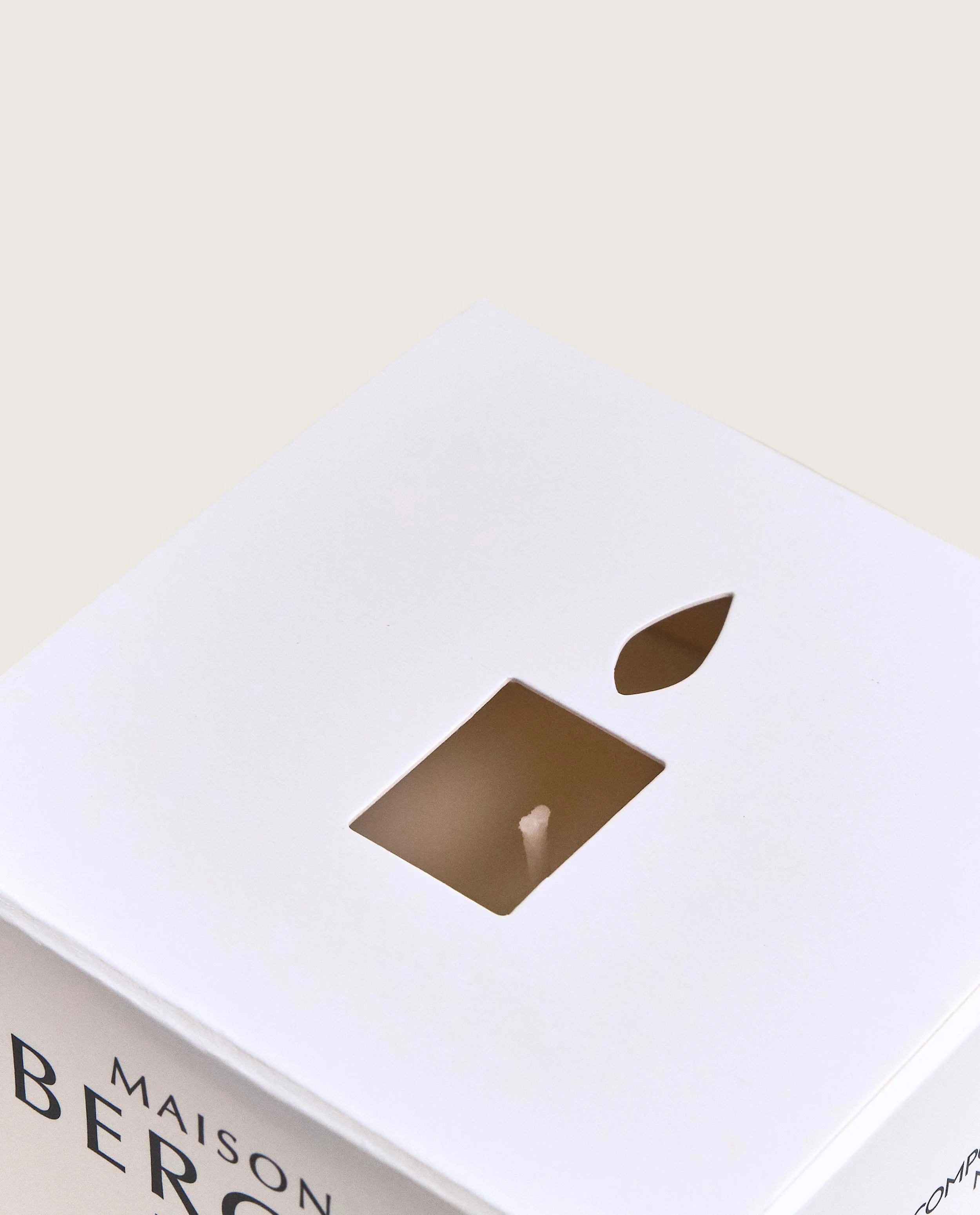 Amber Powder Scented Candle - Image 3
